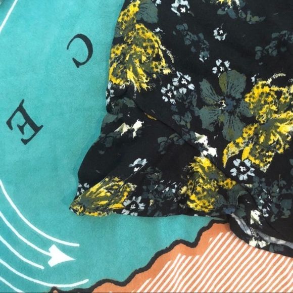 FREE PEOPLE floral shorts • size 2 • ruffled hem • zip on side - Picture 2 of 4